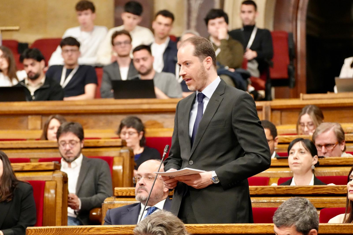 Fernández a Paneque: “Uno de cada 4 pisos sociales está okupado y el Govern no hace nada”